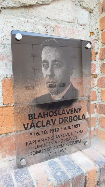 pamětní deska ze skla
