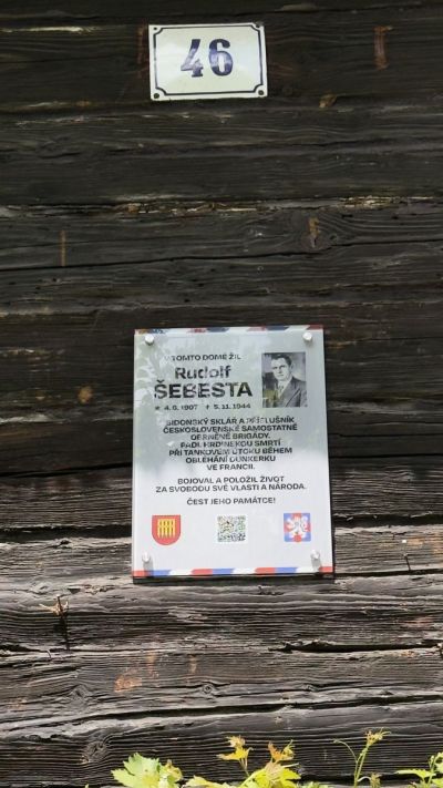 pamětní deska ze skla
