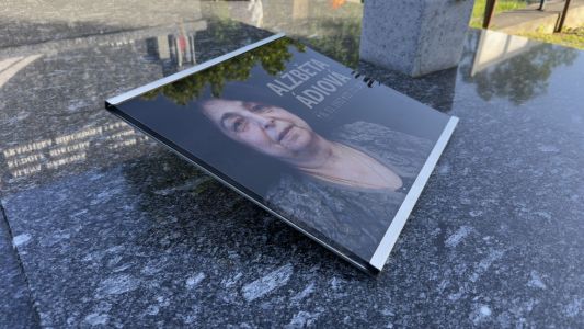 skleněná deska s fotku v nerezovém stojánku