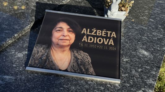 skleněná deska s fotku v nerezovém stojánku