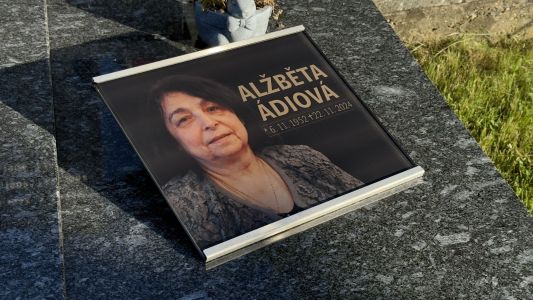 skleněná deska s fotku v nerezovém stojánku