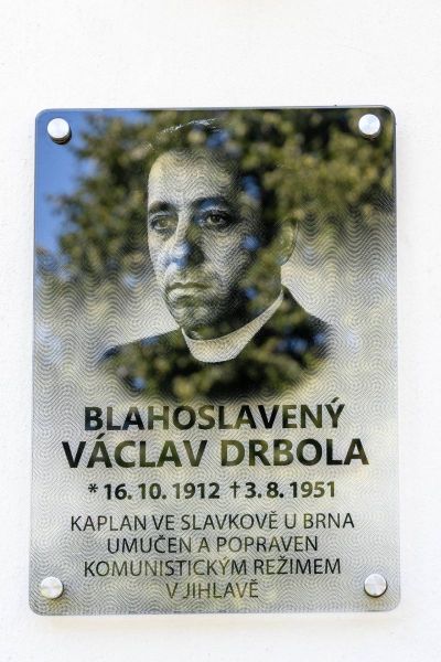 pamětní deska ze skla na bodových úchytech